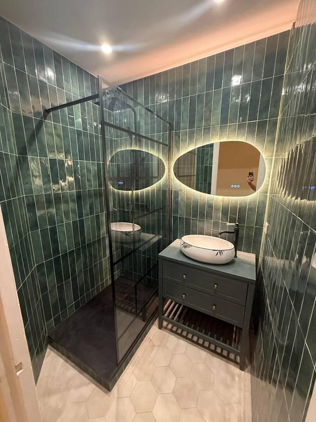 Douches à l'italienne et solutions modernes pour la rénovation de salle de bain à Paris 15e
